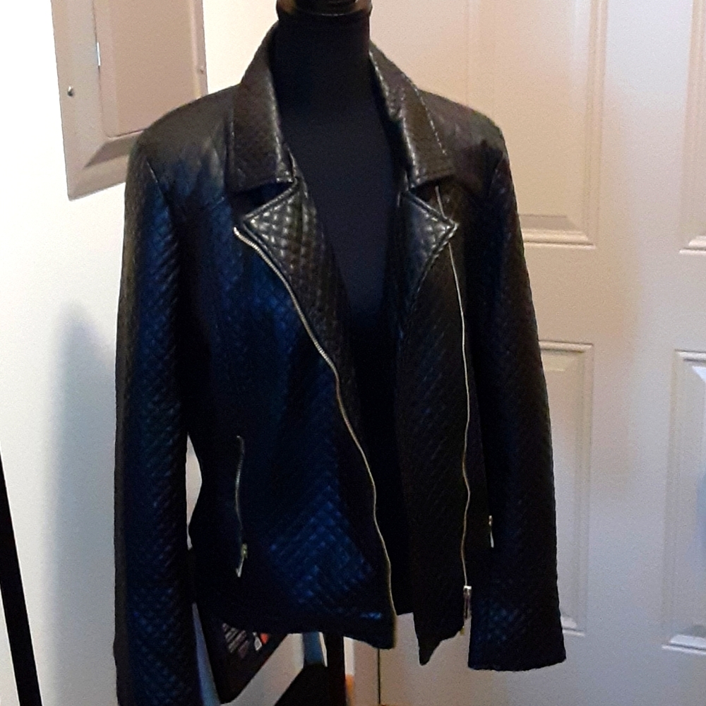 XL QUITED  BLACK JACKET WITH POCKETS
